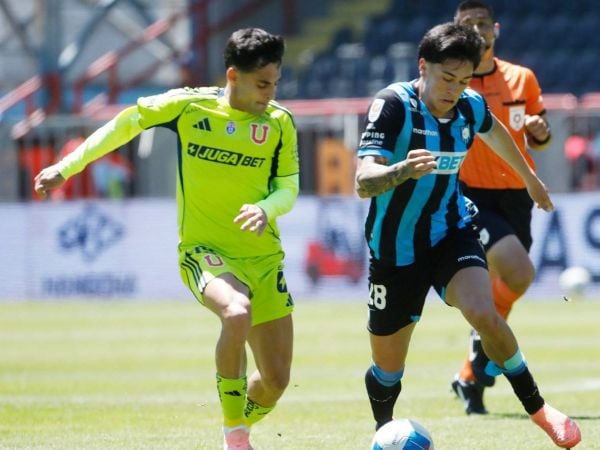 Javier Altamirano y Maximiliano Gutiérrez disputando un balón
