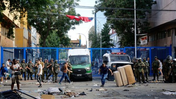 Segunda Jornada de retiro de toldos azules en Barrio Meiggs