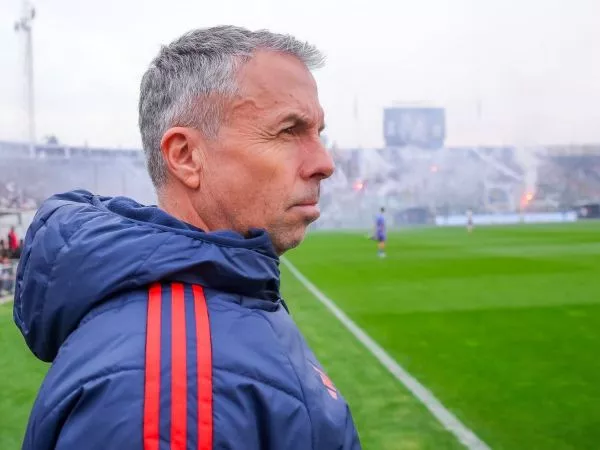 Gustavo Álvarez dirigiendo a la Universidad de Chile en el Estadio Monumental