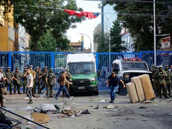 Segunda Jornada de retiro de toldos azules en Barrio Meiggs