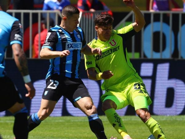 Chris Martínez disputa el balón frente a Fabián Hormazábal