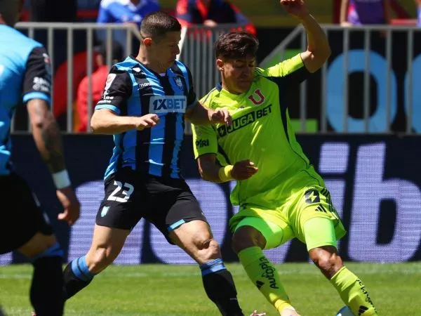 Chris Martínez disputa el balón frente a Fabián Hormazábal