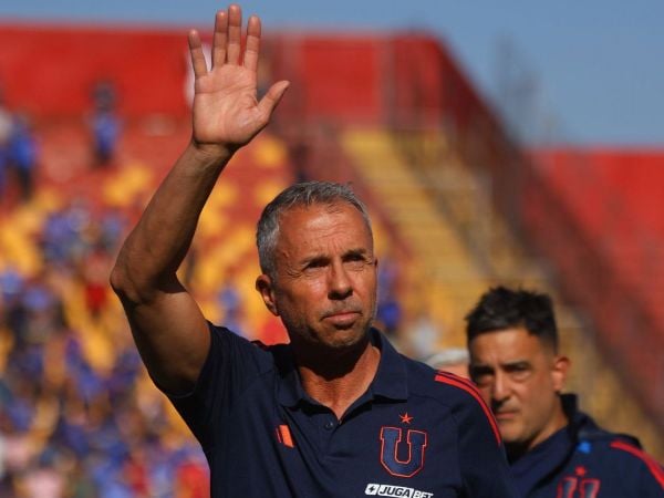 Gustavo Álvarez dirigiendo a la Universidad de Chile