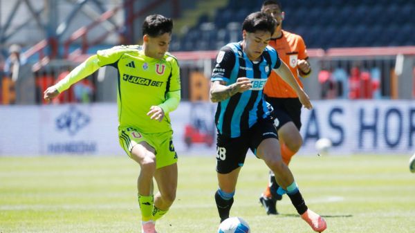 Javier Altamirano y Maximiliano Gutiérrez disputando un balón