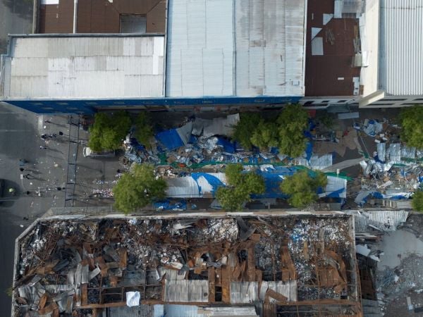 Enfrentamientos en Barrio Meiggs por retiro de toldos azules: Carabineros reporta 14 detenidos en dos días