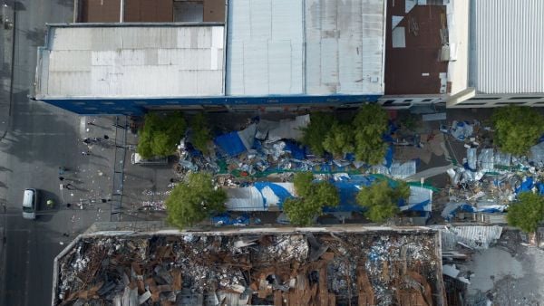 Enfrentamientos en Barrio Meiggs por retiro de toldos azules: Carabineros reporta 14 detenidos en dos días