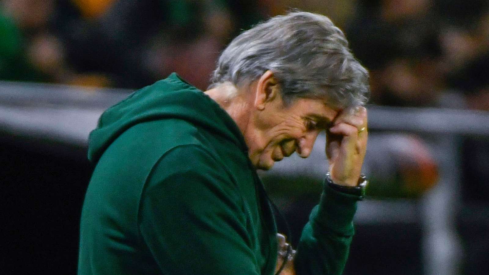Manuel Pellegrini lamentándose mientras dirige el Real Betis