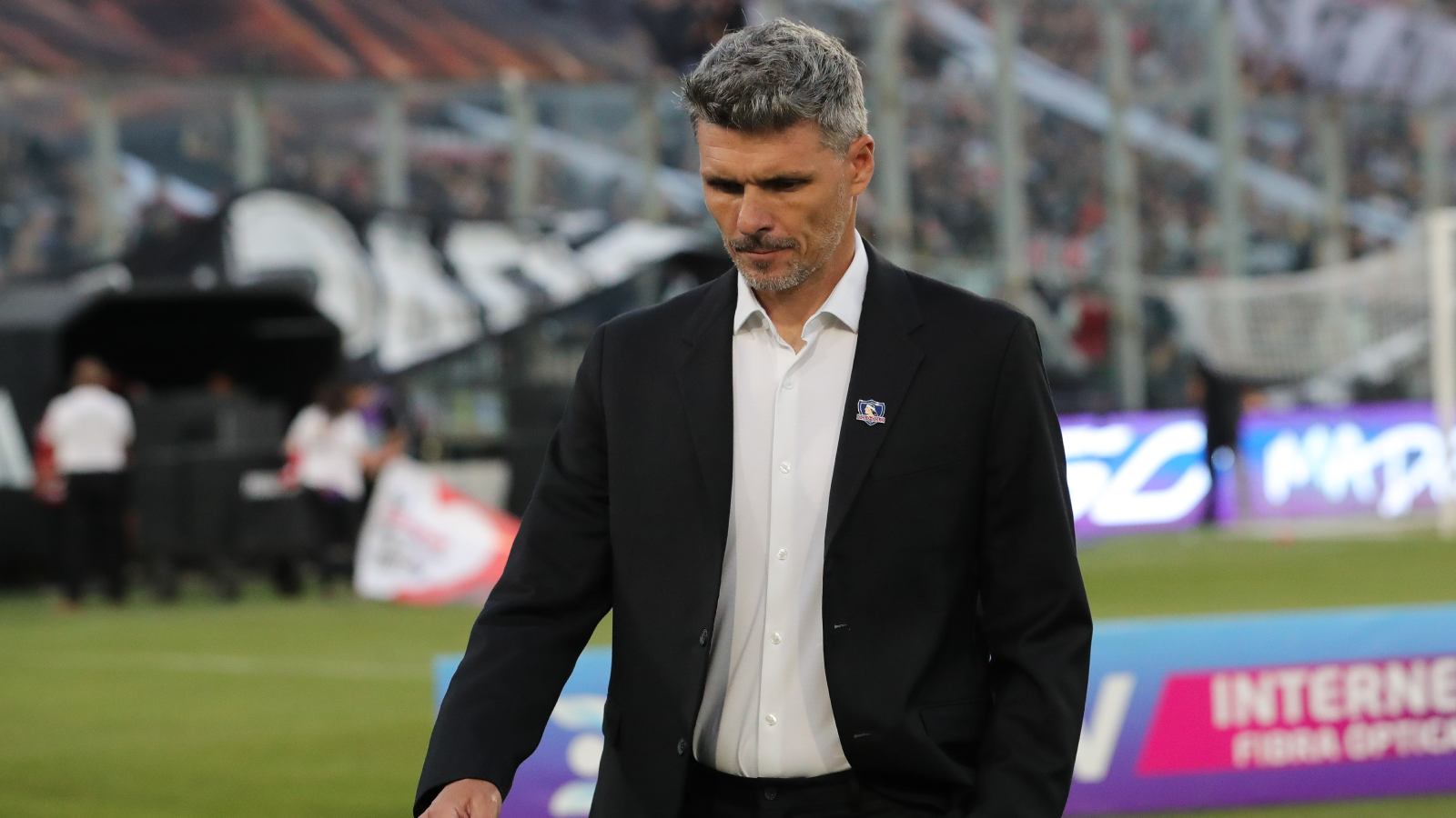 Fernando Ortiz dirigiendo un partido de Colo Colo