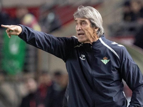 Manuel Pellegrini dirigiendo un partido del Real Betis