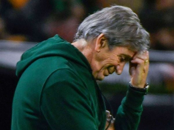Manuel Pellegrini lamentándose mientras dirige el Real Betis