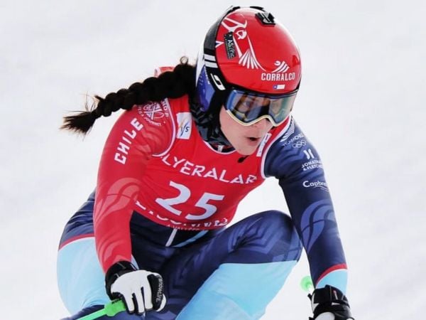 Stephanie Joffroy compitiendo en skicross