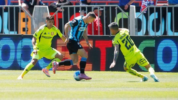 Fabián Hormazábal y Charles Aránguiz disputando un balón con Chris Martínez