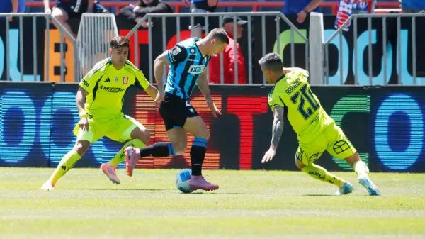 Fabián Hormazábal y Charles Aránguiz disputando un balón con Chris Martínez