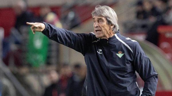 Manuel Pellegrini dirigiendo un partido del Real Betis