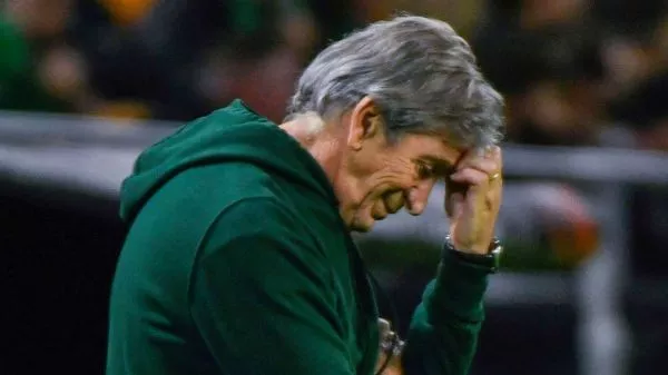 Manuel Pellegrini lamentándose mientras dirige el Real Betis