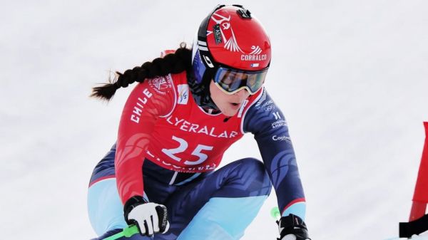 Stephanie Joffroy compitiendo en skicross