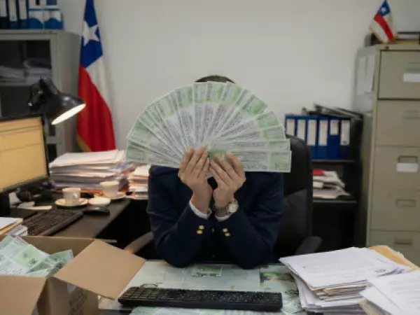 CDE se querella contra exsecretaria de Gendarmería por apropiarse de 5.591 vales de colación