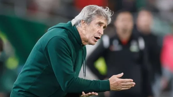 Manuel Pellegrini dirigiendo un partido del Real Betis