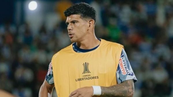 Esteban Pavez sufrió una lesión y fue criticado en su debut en Alianza Lima
