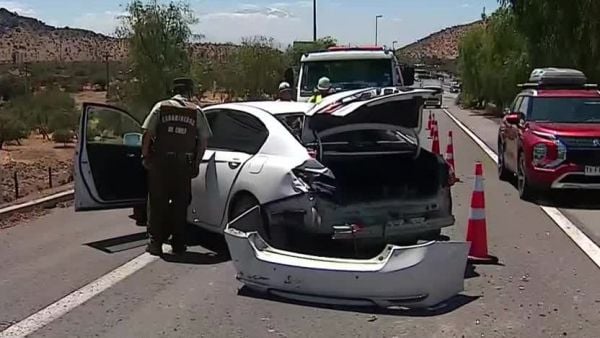 Conductor de camión frustra intento de encerrona y embiste auto con delincuentes