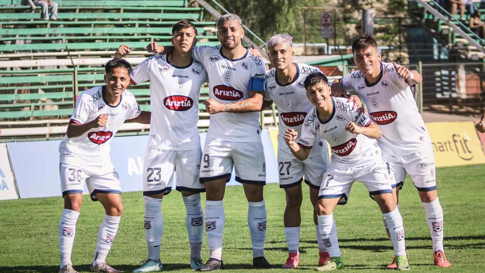 Plantel de Deportes Melipilla celebrando un gol