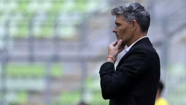 Fernando Ortiz sorprende con drásticos cambios en la formación de Colo Colo ante Everton