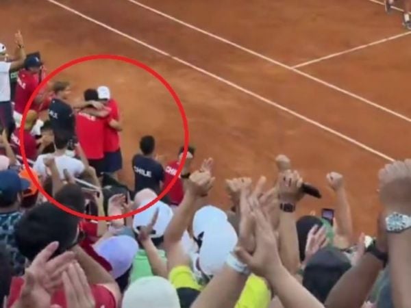 Nicolás Massú corrió a abrazar a Cristian Garin tras el triunfo de Chile ante Serbia