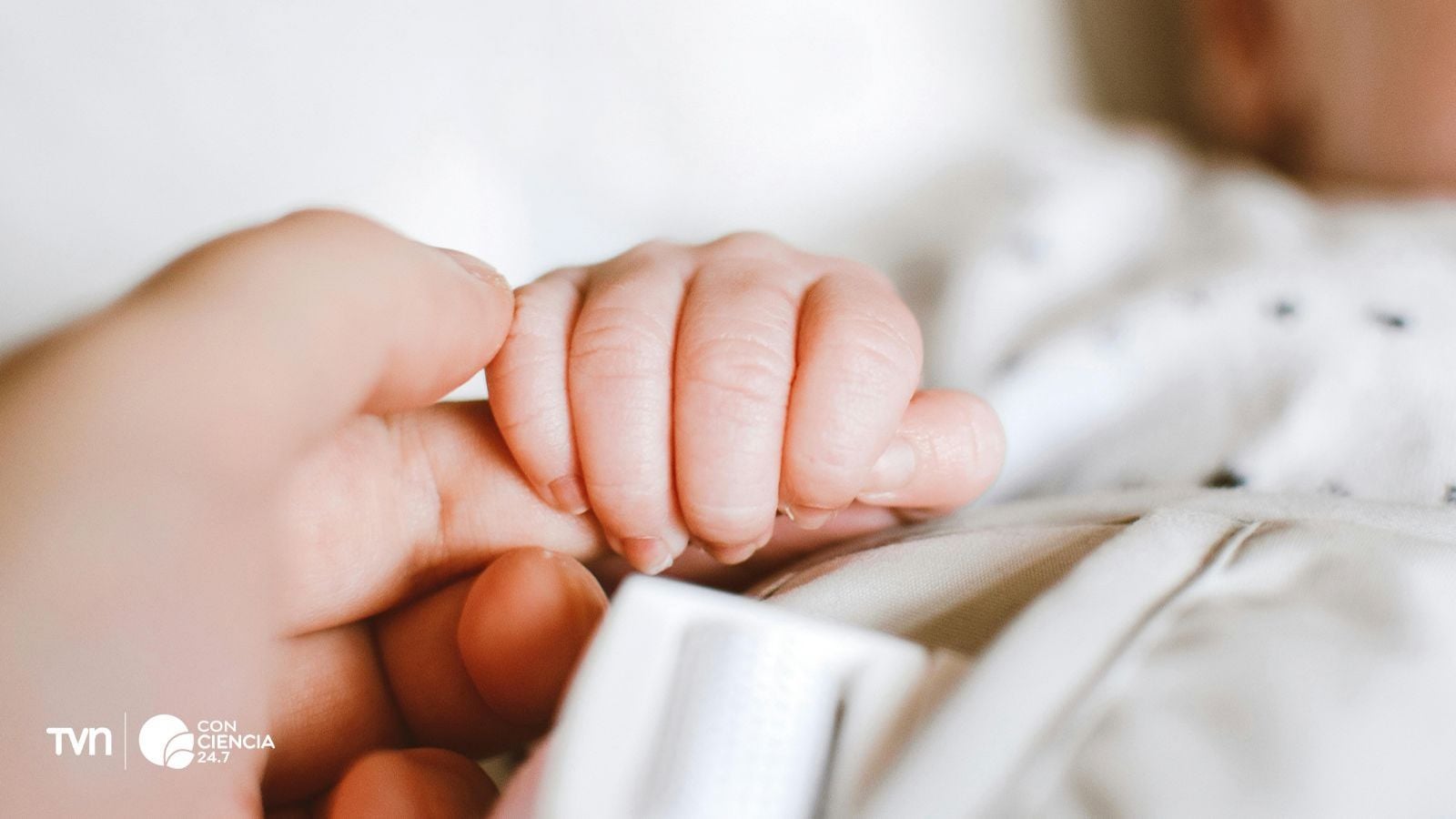 Recién nacido durante experimento de percepción musical.