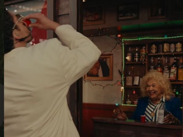 Quién es la señora y el niño que marcaron la presentación de Bad Bunny en el show de medio tiempo del Super Bowl