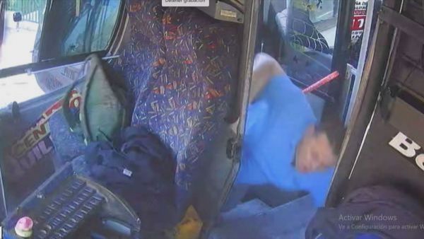 VIDEO | Conflicto entre micreros termina con chofer atropellado