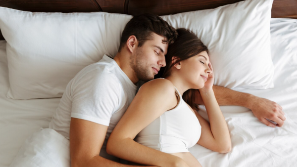 Estudios aseguran que compartir cama con alguien no necesariamente implica mejoras