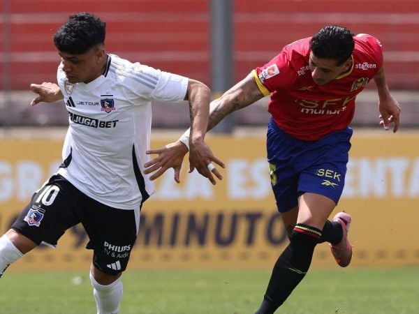 Claudio Aquino disputando el balón con Gonzalo Castellani en un duelo entre Colo Colo y Unión Española