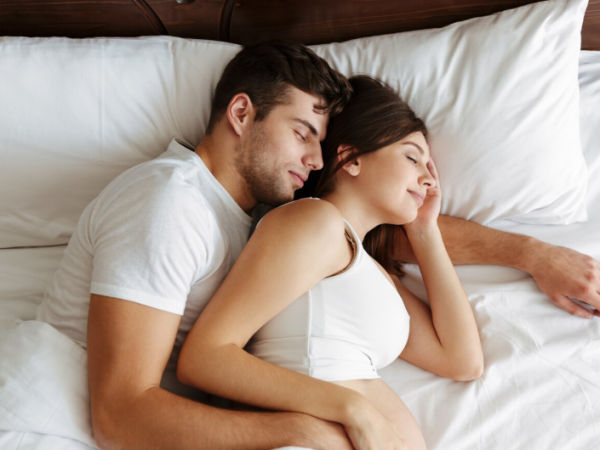 Estudios aseguran que compartir cama con alguien no necesariamente implica mejoras