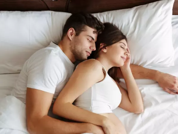 Estudios aseguran que compartir cama con alguien no necesariamente implica mejoras