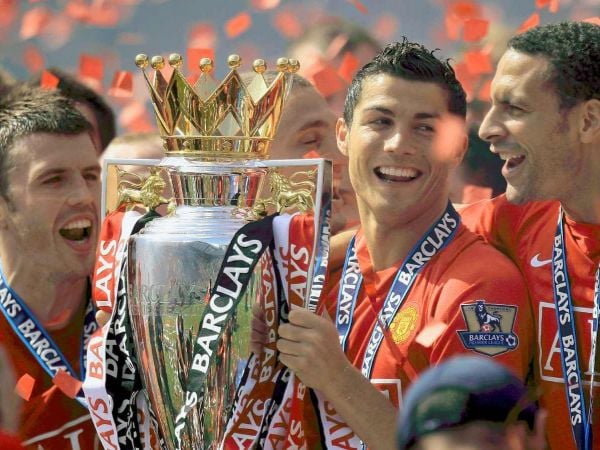 Michael Carrick, Cristiano Ronaldo y Rio Ferdinand celebrando la Premier League que ganaron el 2009