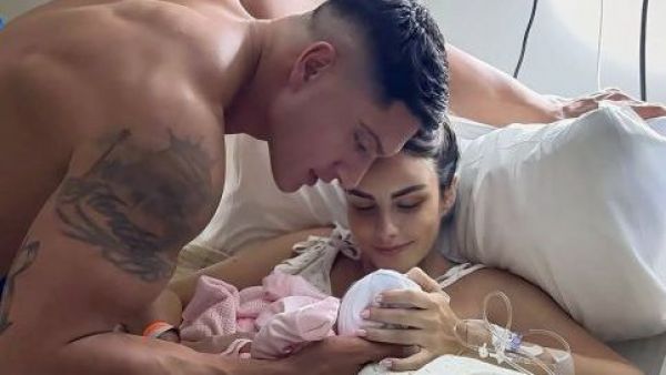 Emilia Dides y Sammis Reyes con su hija