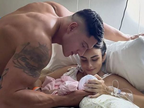 Emilia Dides y Sammis Reyes con su hija
