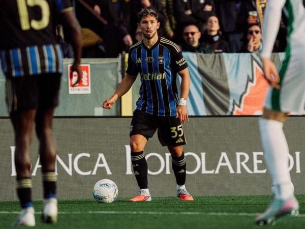 Felipe Loyola jugando por el Pisa de Italia