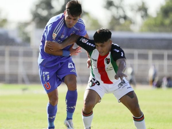 Fabián Hormazábal y Dilan Zuñiga disputando un balón en un partido entre Universidad de Chile y Palestino