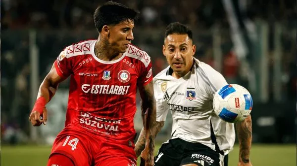 Claudio Brunet disputando el balón con Javier Correa en un partido de Colo Colo con Unión La Calera