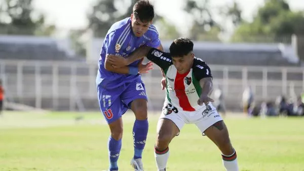 Fabián Hormazábal y Dilan Zuñiga disputando un balón en un partido entre Universidad de Chile y Palestino