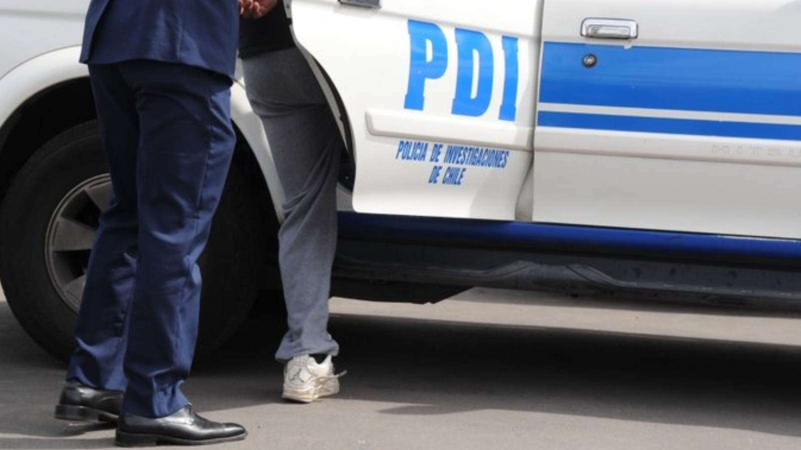 Un detenido subiendo a un carro de la PDI