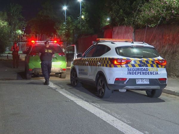 Al menos 10 delincuentes vestidos de PDI realizan violento turbazo en Independencia