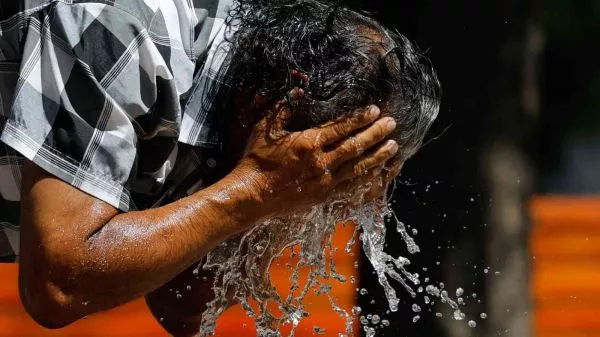 Hombre refrescándose del calor con agua