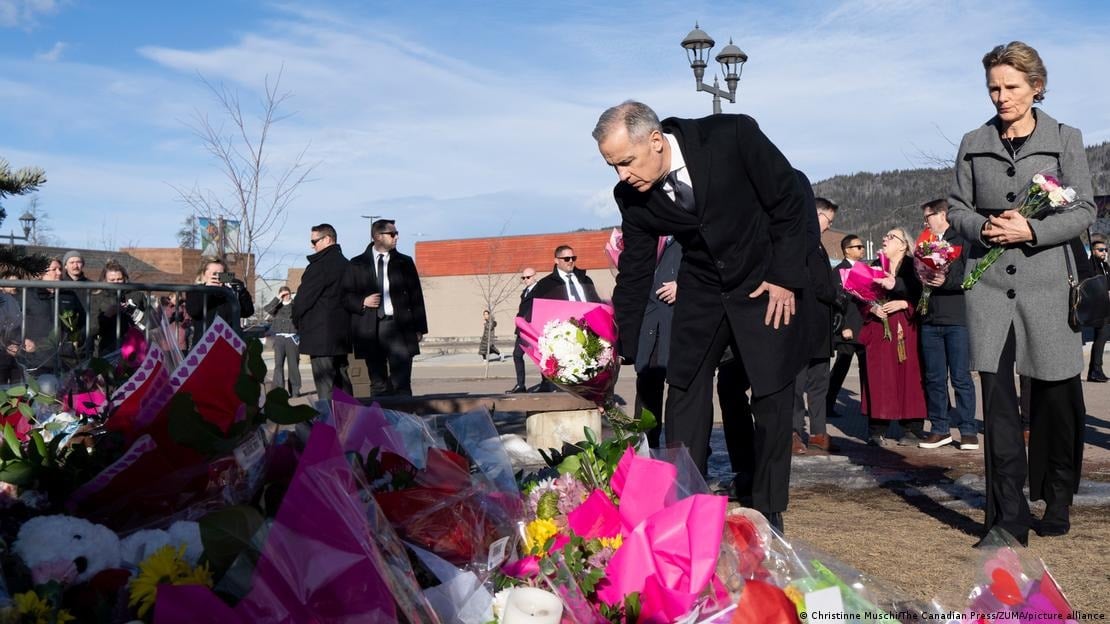 El primer ministro Mark Carney y su esposa Diana Fox Carney depositan flores en un memorial