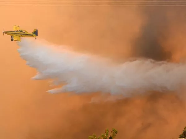 Violento incendio en Vichuquén amenaza a viviendas:
