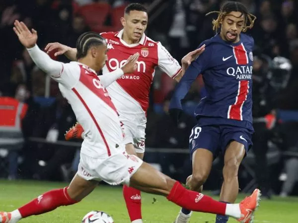 Bradley Barcola disputa el balón con Thilo Kehrer