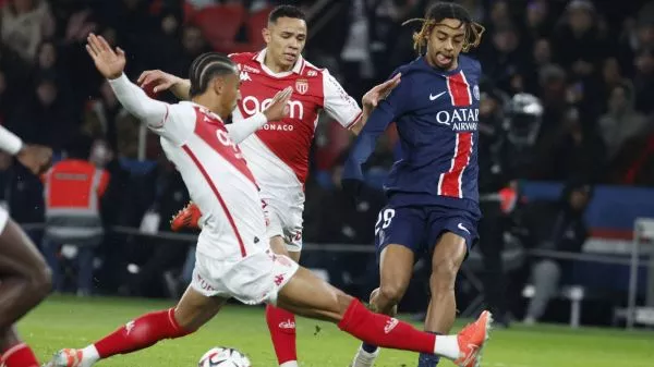 Bradley Barcola disputa el balón con Thilo Kehrer