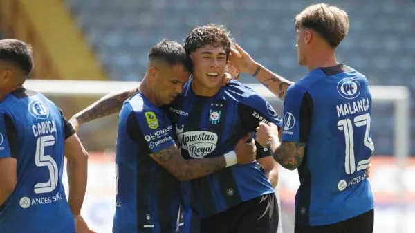 Plantel de Huachipato celebrando un gol ante la Universidad de Chile