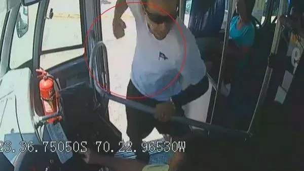 VIDEO | Violento altercado vial en Antofagasta dejó a micrero hospitalizado